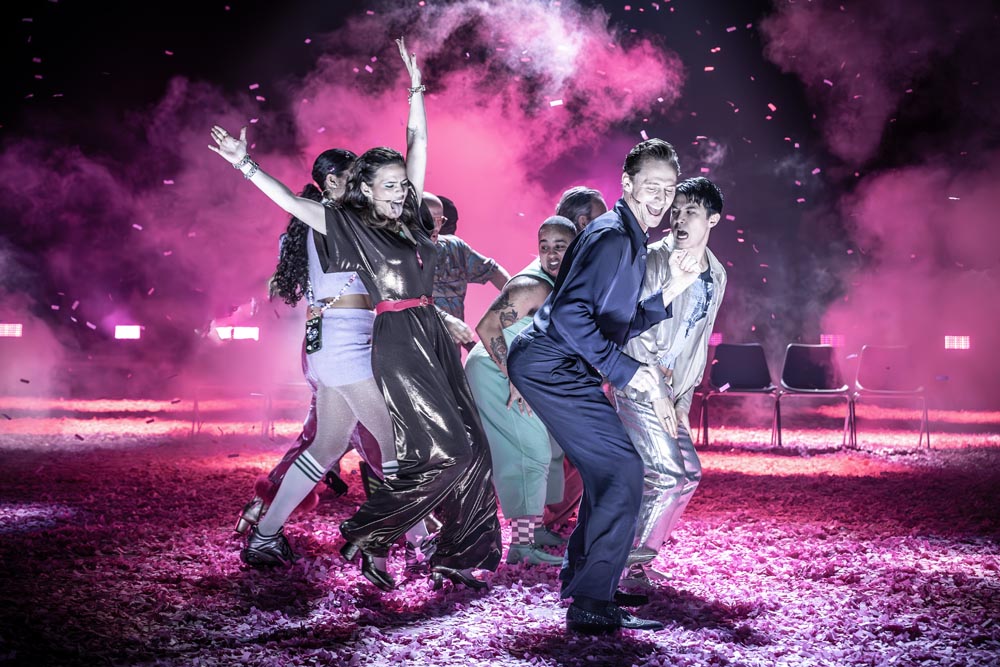 Much Ado About Nothing. Hayley Atwell (Beatrice),Tom Hiddleston (Benedick) and cast. Credit Marc Brenner. 3888