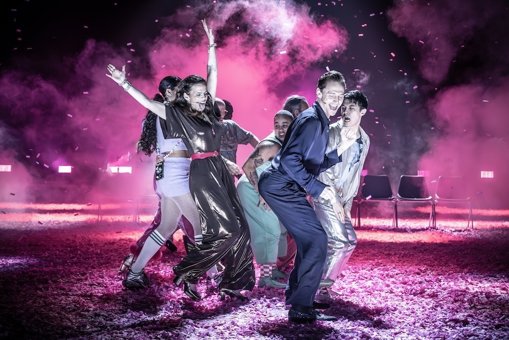 Much Ado About Nothing. Hayley Atwell (Beatrice),Tom Hiddleston (Benedick) and cast. Credit Marc Brenner. 3888 (1)